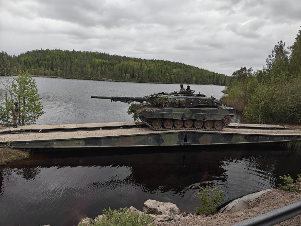 Leo 2A6FIN Bridge Crossing