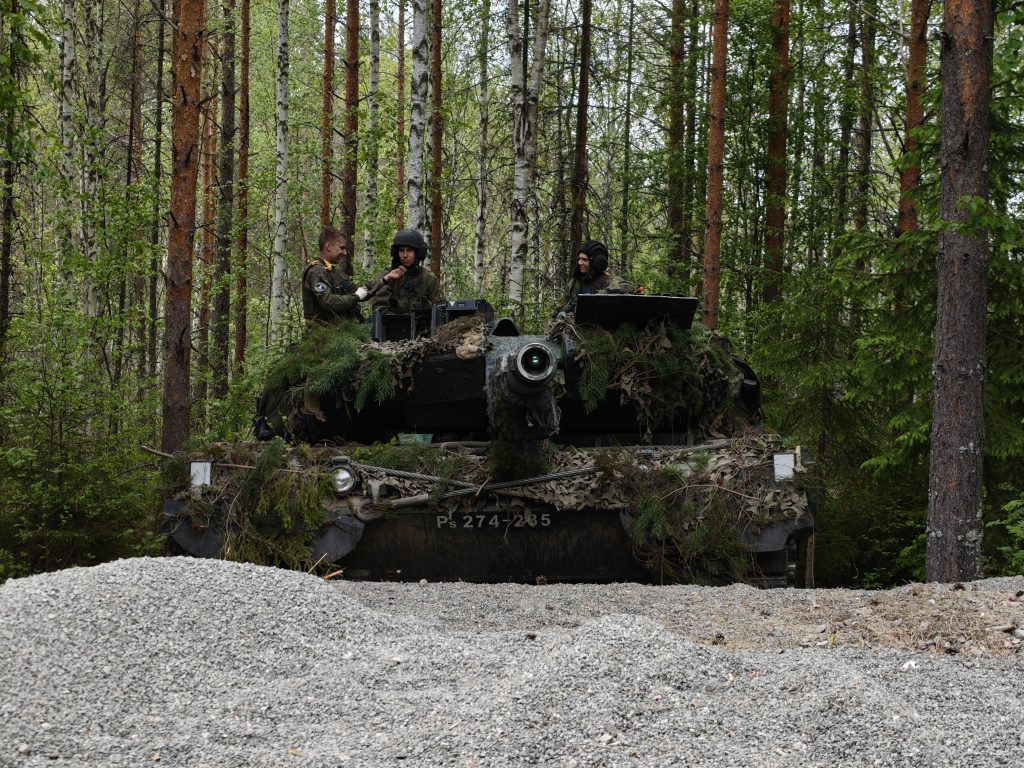 Leopard 2A6FIN hull down